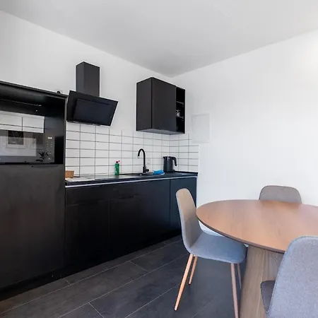 Modernes City-apartment In Bester Lage Fuer 4 P *